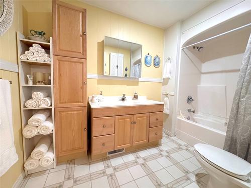 1161 4Th Avenue, Fernie, BC - Indoor Photo Showing Bathroom