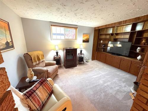 1161 4Th Avenue, Fernie, BC - Indoor Photo Showing Living Room