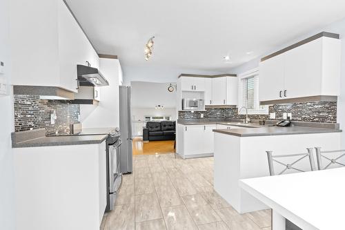 Kitchen - 3251 Boul. Roland-Therrien, Longueuil (Le Vieux-Longueuil), QC - Indoor Photo Showing Kitchen With Upgraded Kitchen