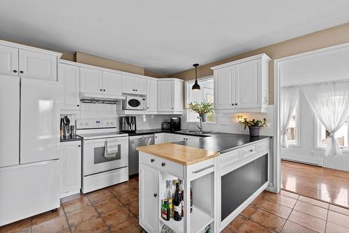 Cuisine - 27 Av. Hamford, Lachute, QC - Indoor Photo Showing Kitchen With Double Sink