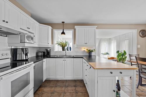 Cuisine - 27 Av. Hamford, Lachute, QC - Indoor Photo Showing Kitchen With Double Sink