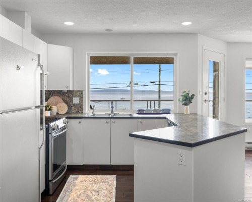 103-3156 Island Hwy West, Qualicum Beach, BC - Indoor Photo Showing Kitchen