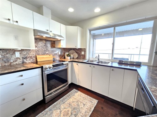 103-3156 Island Hwy West, Qualicum Beach, BC - Indoor Photo Showing Kitchen With Double Sink