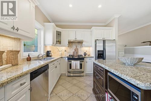 628 Marksbury Road, Pickering (West Shore), ON - Indoor Photo Showing Kitchen With Upgraded Kitchen
