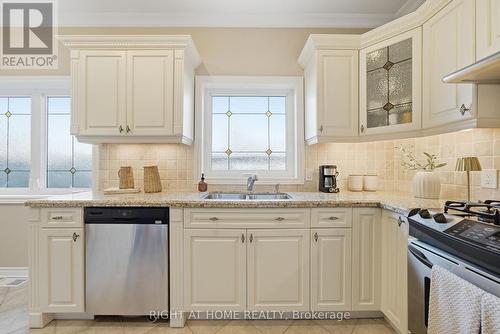 628 Marksbury Road, Pickering (West Shore), ON - Indoor Photo Showing Kitchen With Double Sink With Upgraded Kitchen