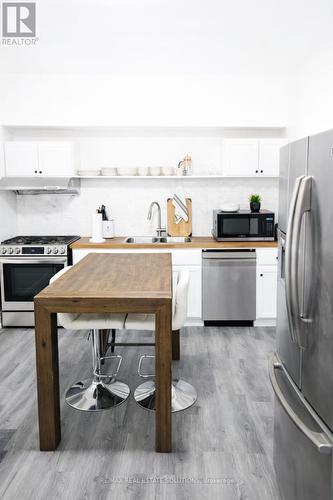 206 Bathurst Street, Toronto, ON - Indoor Photo Showing Kitchen With Upgraded Kitchen