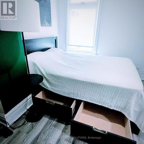 206 Bathurst Street, Toronto, ON - Indoor Photo Showing Bedroom