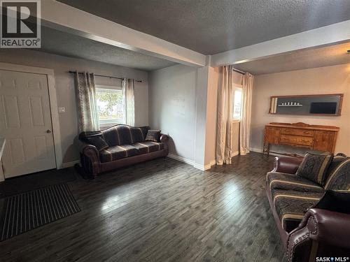 213 3Rd Avenue W, Biggar, SK - Indoor Photo Showing Living Room