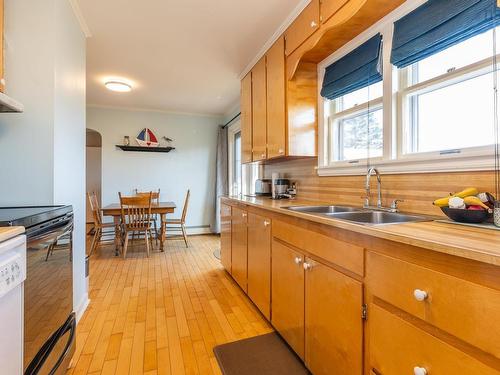 911 Highway 335, West Pubnico, NS - Indoor Photo Showing Kitchen With Double Sink