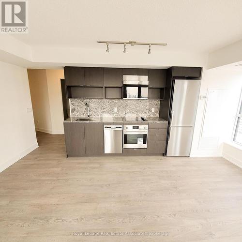 1422 - 9 Mabelle Avenue, Toronto, ON - Indoor Photo Showing Kitchen