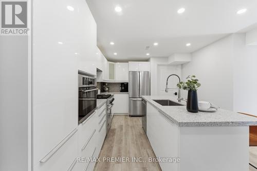 31 Boyces Creek Court, Caledon, ON - Indoor Photo Showing Kitchen With Upgraded Kitchen