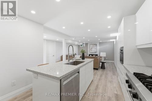 31 Boyces Creek Court, Caledon, ON - Indoor Photo Showing Kitchen With Upgraded Kitchen