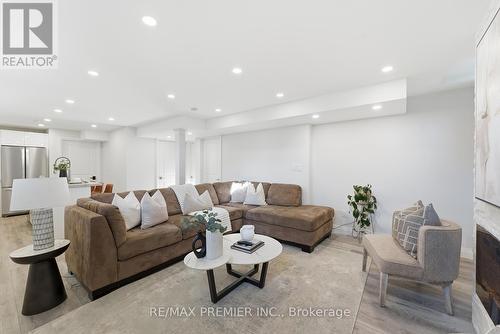 31 Boyces Creek Court, Caledon, ON - Indoor Photo Showing Living Room