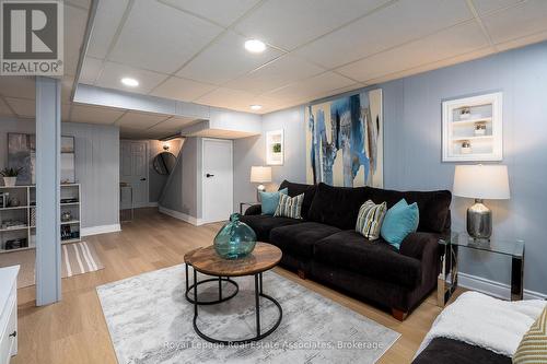 16 - 2 Royalwood Court, Hamilton, ON - Indoor Photo Showing Living Room