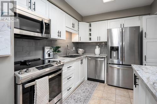 16 - 2 Royalwood Court, Hamilton, ON - Indoor Photo Showing Kitchen With Double Sink With Upgraded Kitchen