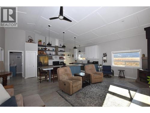 soaring ceilings - 75 Antoine Road Unit# 103, Vernon, BC - Indoor Photo Showing Living Room