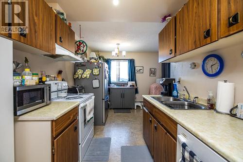 1775 6Th Avenue, Prince George, BC - Indoor Photo Showing Kitchen With Double Sink