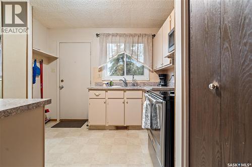 126 Church Drive, Regina, SK - Indoor Photo Showing Kitchen