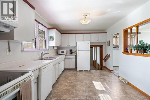 955 Scofield, Windsor, ON - Indoor Photo Showing Kitchen With Double Sink