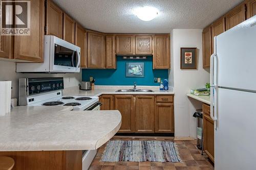 205 6Th Avenue, Castlegar, BC - Indoor Photo Showing Kitchen With Double Sink