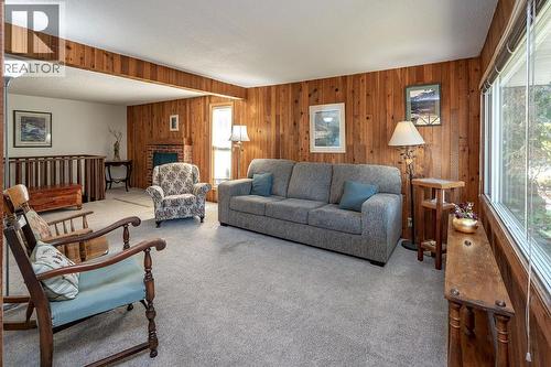205 6Th Avenue, Castlegar, BC - Indoor Photo Showing Living Room