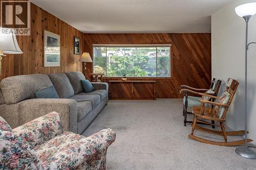 205 6Th Avenue, Castlegar, BC - Indoor Photo Showing Living Room