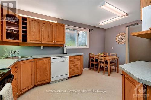 20 Dundegan Drive, Ottawa, ON - Indoor Photo Showing Kitchen