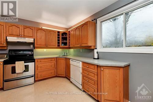 20 Dundegan Drive, Ottawa, ON - Indoor Photo Showing Kitchen