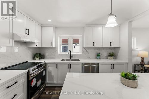 180 Hillcroft Street, Oshawa (O'Neill), ON - Indoor Photo Showing Kitchen With Upgraded Kitchen