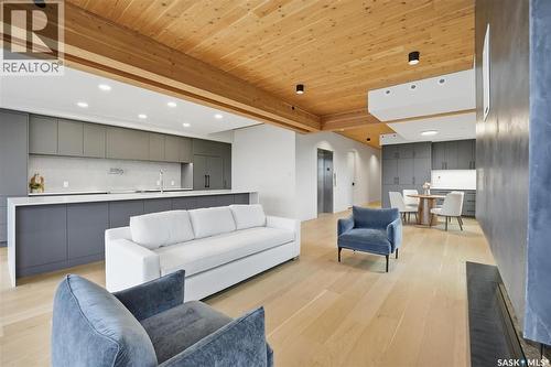 301 212 E Saskatchewan Crescent E, Saskatoon, SK - Indoor Photo Showing Living Room