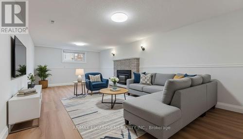 11 Marcella Crescent, Hamilton, ON - Indoor Photo Showing Living Room