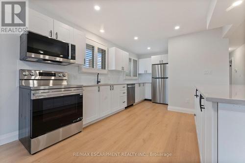 11 Marcella Crescent, Hamilton, ON - Indoor Photo Showing Kitchen With Upgraded Kitchen