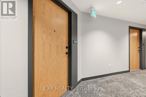 906 - 2495 Eglinton Avenue W, Mississauga, ON - Indoor