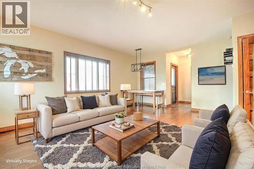 715 Walker Road, Windsor, ON - Indoor Photo Showing Living Room