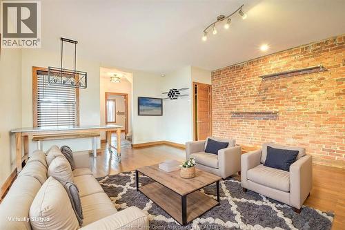 715 Walker Road, Windsor, ON - Indoor Photo Showing Living Room
