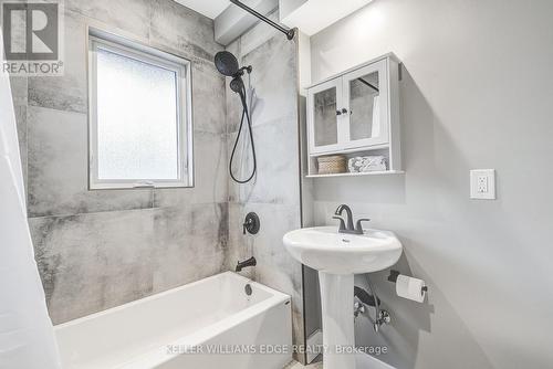 32 Cumberland Avenue, Hamilton, ON - Indoor Photo Showing Bathroom