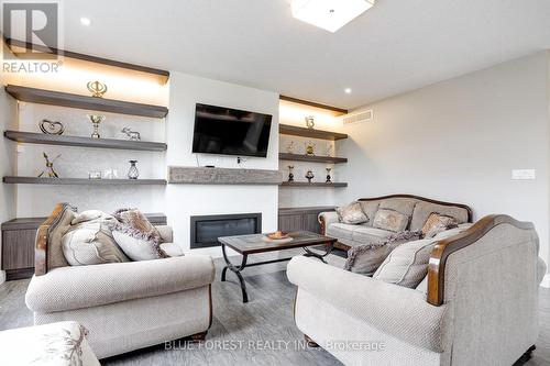 1511 North Wenige Drive, London North (North C), ON - Indoor Photo Showing Living Room With Fireplace