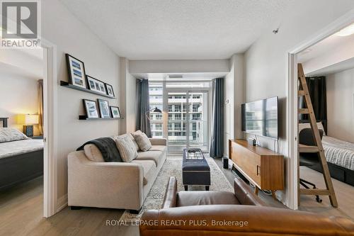 406 - 65 Speers Road, Oakville, ON - Indoor Photo Showing Living Room