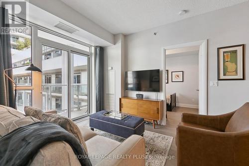 406 - 65 Speers Road, Oakville, ON - Indoor Photo Showing Living Room