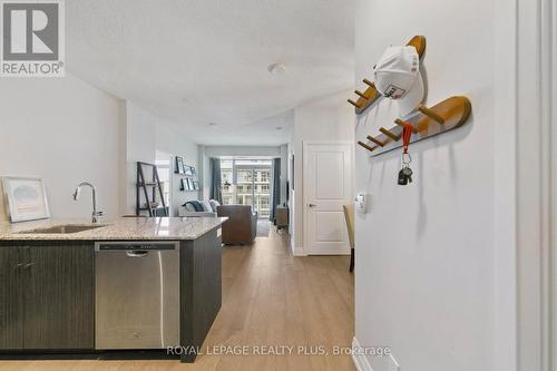 406 - 65 Speers Road, Oakville, ON - Indoor Photo Showing Kitchen