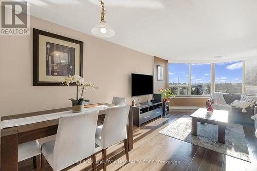 501 - 700 Constellation Drive, Mississauga, ON - Indoor Photo Showing Living Room