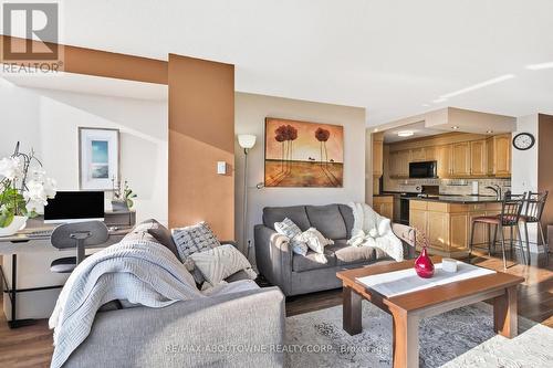 501 - 700 Constellation Drive, Mississauga, ON - Indoor Photo Showing Living Room