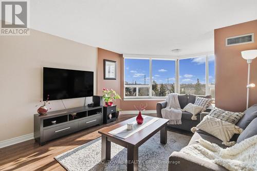 501 - 700 Constellation Drive, Mississauga, ON - Indoor Photo Showing Living Room