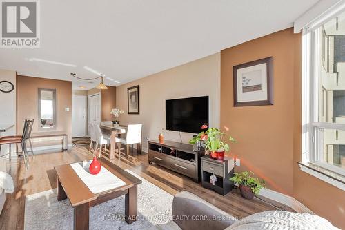 501 - 700 Constellation Drive, Mississauga, ON - Indoor Photo Showing Living Room