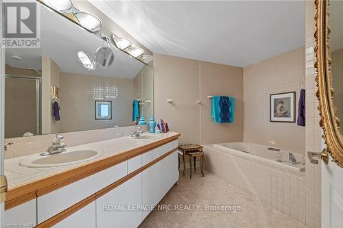 13O3 - 701 Geneva Street, St. Catharines (Lakeshore), ON - Indoor Photo Showing Bathroom