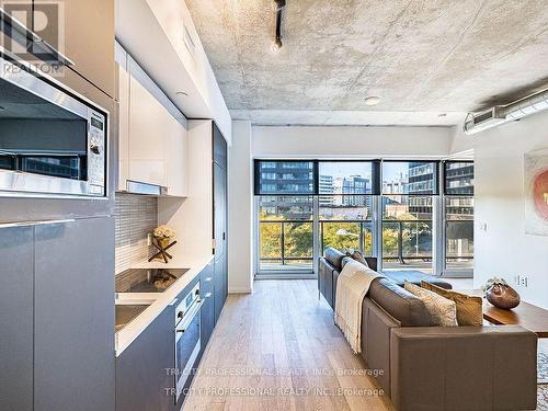 304 - 170 Bayview Avenue, Toronto, ON - Indoor Photo Showing Kitchen