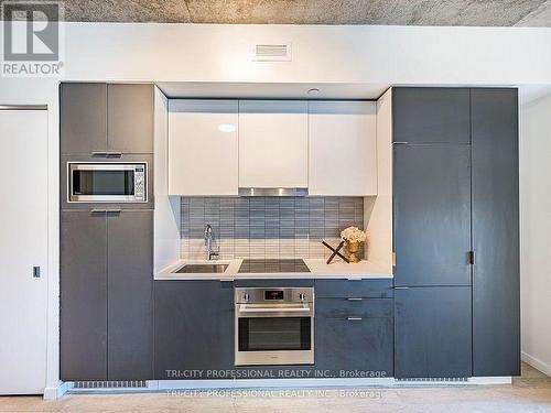 304 - 170 Bayview Avenue, Toronto, ON - Indoor Photo Showing Kitchen