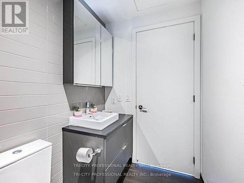 304 - 170 Bayview Avenue, Toronto, ON - Indoor Photo Showing Laundry Room