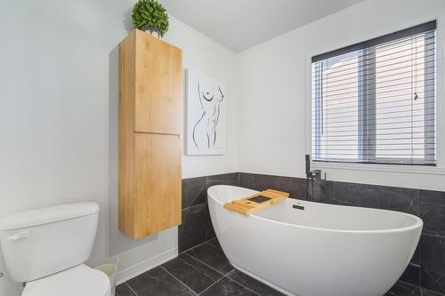 Bathroom - 513 Rue Des Érables, Waterloo, QC - Indoor Photo Showing Bathroom