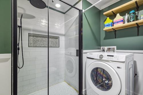 Bathroom - 513 Rue Des Érables, Waterloo, QC - Indoor Photo Showing Laundry Room